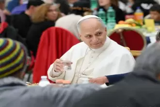 Papa León XIV comparte mesa con personas necesitadas en el Vaticano durante el Jubileo de los Pobres.