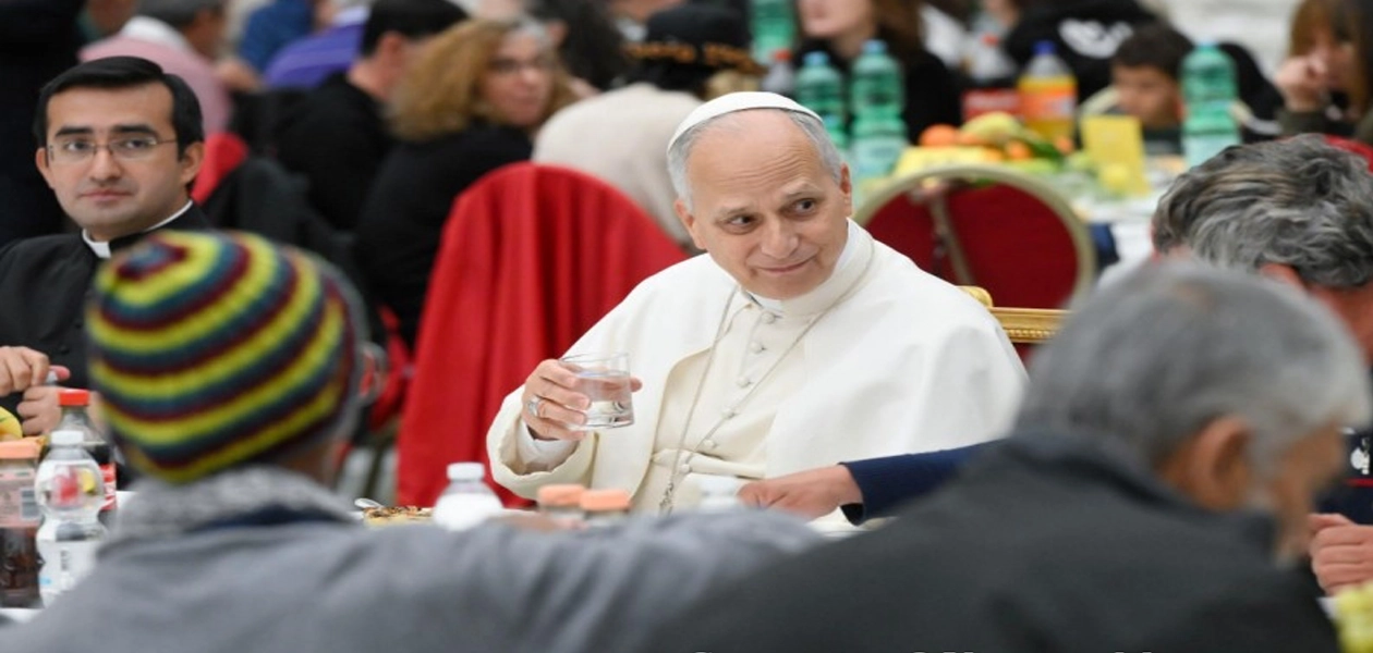Papa León XIV comparte mesa con personas necesitadas en el Vaticano durante el Jubileo de los Pobres.