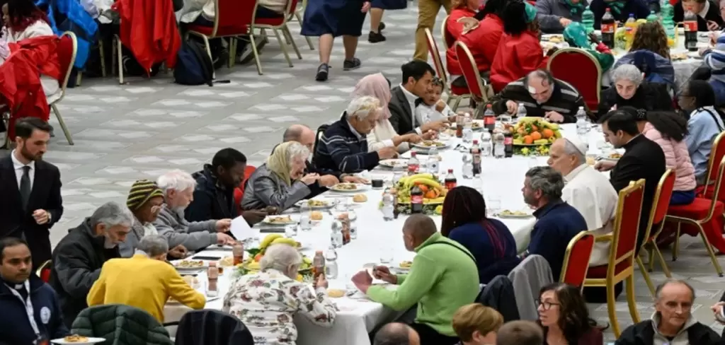 Papa Leon XIV almuerza con pobres y mujeres trans1