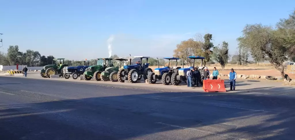 Paro nacional de transportistas y agricultores bloquea carreteras y afecta rutas en Aguascalientes.