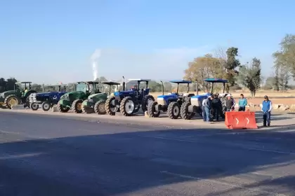 Paro nacional de transportistas y agricultores bloquea carreteras y afecta rutas en Aguascalientes.