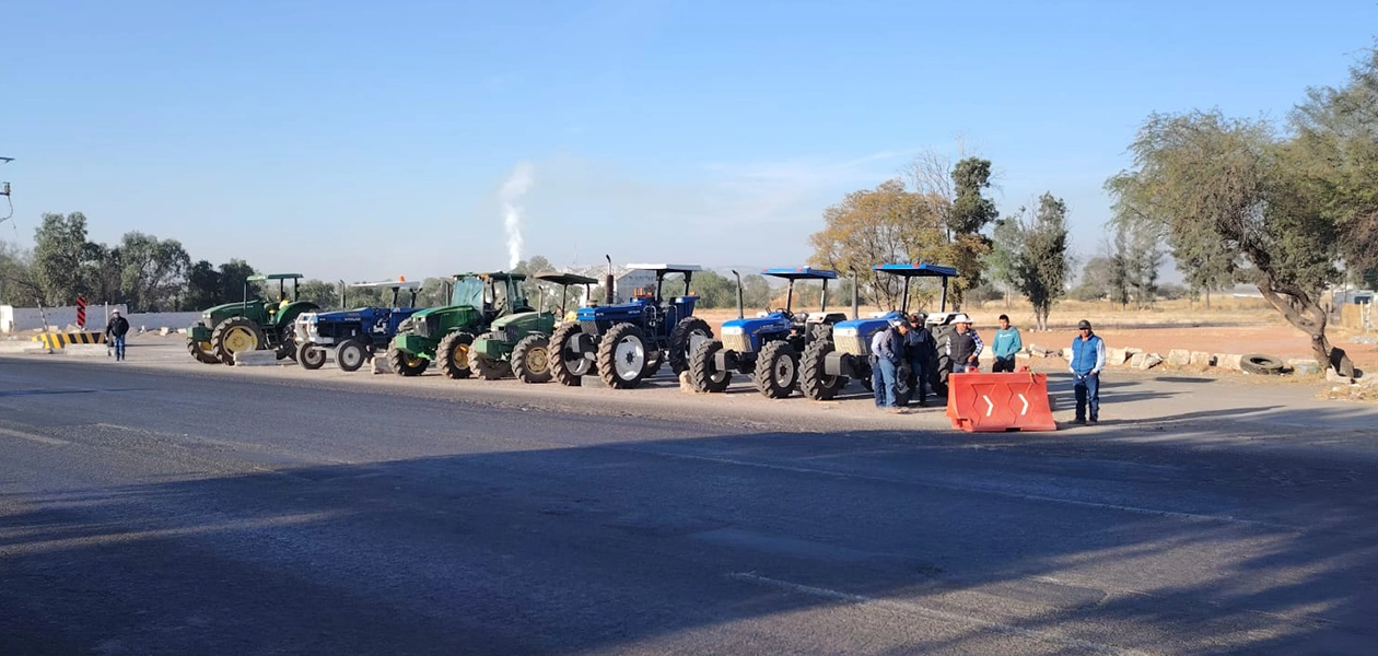 Paro nacional de transportistas y agricultores bloquea carreteras y afecta rutas en Aguascalientes.