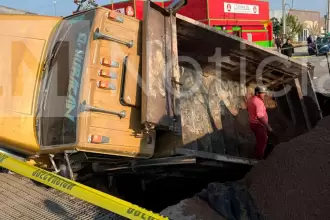 Socavón en La Florida donde un camión cayó por el colapso del pavimento