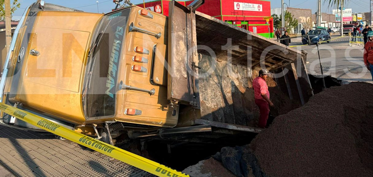 Socavón en La Florida donde un camión cayó por el colapso del pavimento