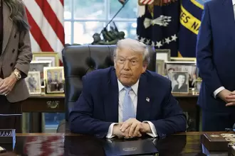 Trump hablando en conferencia sobre posibles acciones contra México