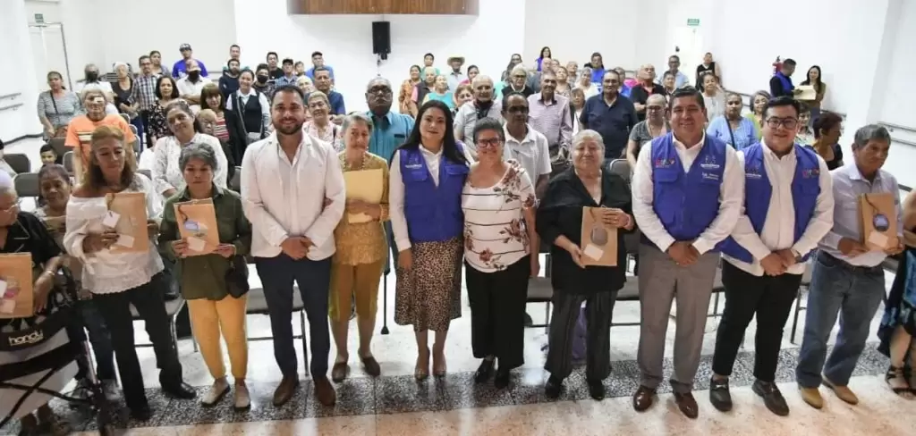 DIF Estatal entrega 400 prótesis dentales mediante el programa “Sonrisas Gigantes”, apoyando a adultos mayores a recuperar salud, confianza y bienestar.