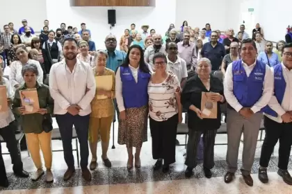 DIF Estatal entrega 400 prótesis dentales mediante el programa “Sonrisas Gigantes”, apoyando a adultos mayores a recuperar salud, confianza y bienestar.