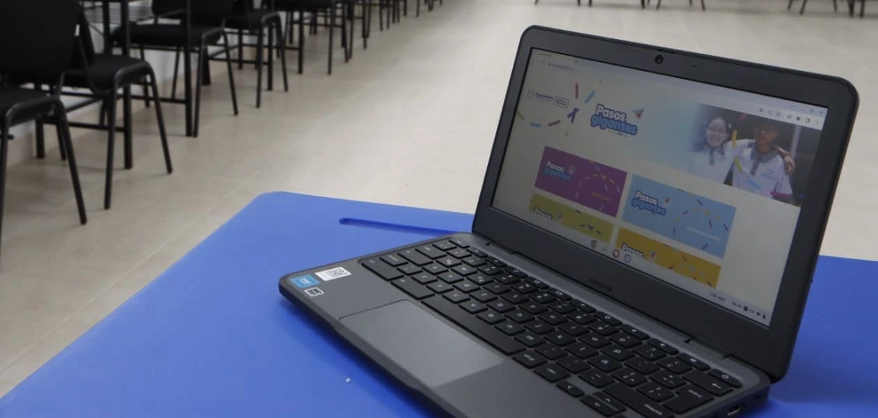 Aguascalientes fortalece la educación con computadoras, plataformas digitales y recursos interactivos para docentes y estudiantes.