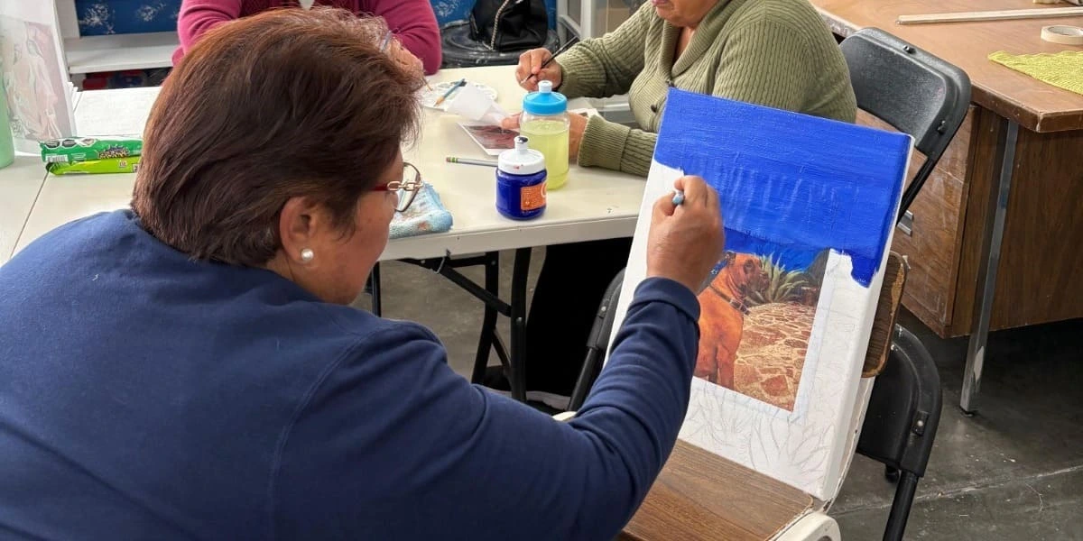 La Estancia de Día Olivares Santana ofrece clases gratuitas de pintura para adultos mayores, promoviendo creatividad, convivencia y bienestar emocional.