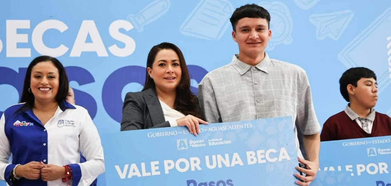 Tere Jiménez inicia la entrega de más de 11 mil becas en Aguascalientes, apoyando a estudiantes de todos los niveles educativos con el programa “Pasos Gigantes”.