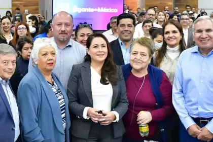 Más de 700 personas recibieron apoyos gratuitos como sillas de ruedas, lentes y prótesis en Aguascalientes, durante una entrega encabezada por la gobernadora Tere Jiménez.