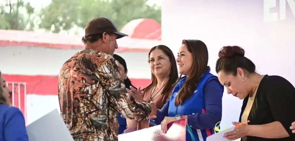Tere Jiménez entregó más de mil apoyos en El Llano para mejorar viviendas y fortalecer hogares, acercando programas que benefician a las familias del municipio.