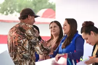 Tere Jiménez entregó más de mil apoyos en El Llano para mejorar viviendas y fortalecer hogares, acercando programas que benefician a las familias del municipio.