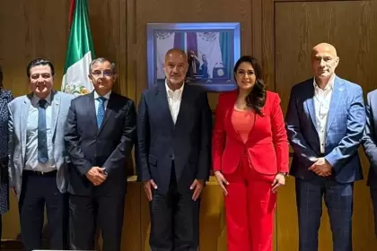 Tere Jiménez y el titular de la SICT revisan obras y mantenimiento en la carretera federal 45 para modernizar la infraestructura vial de Aguascalientes.