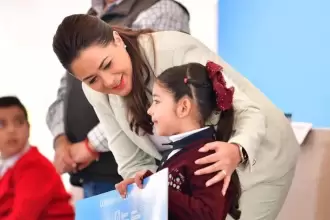 Tere Jiménez concluye la entrega de más de 11 mil becas en Aguascalientes, apoyando a estudiantes de todos los niveles en los once municipios.