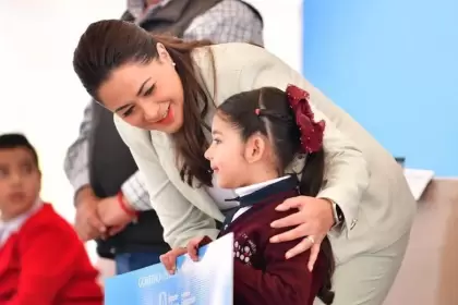 Tere Jiménez concluye la entrega de más de 11 mil becas en Aguascalientes, apoyando a estudiantes de todos los niveles en los once municipios.