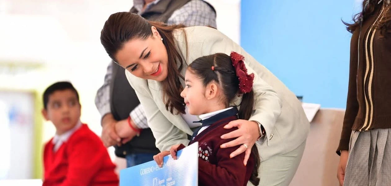 Tere Jiménez concluye la entrega de más de 11 mil becas en Aguascalientes, apoyando a estudiantes de todos los niveles en los once municipios.