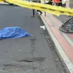 Ciclista accidentado tras caer en un bache en la calle José María Arteaga, Aguascalientes