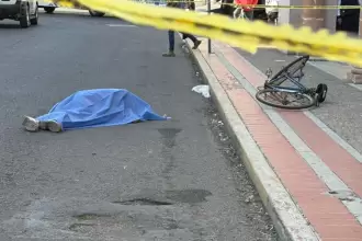 Ciclista accidentado tras caer en un bache en la calle José María Arteaga, Aguascalientes