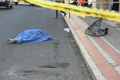 Ciclista accidentado tras caer en un bache en la calle José María Arteaga, Aguascalientes