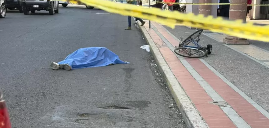 Ciclista accidentado tras caer en un bache en la calle José María Arteaga, Aguascalientes