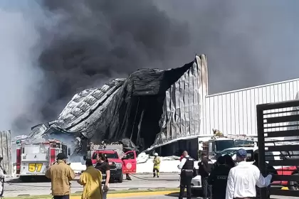 Incendio en la planta Mirasoles de Asientos con estructura destruida y emergencia atendida por bomberos