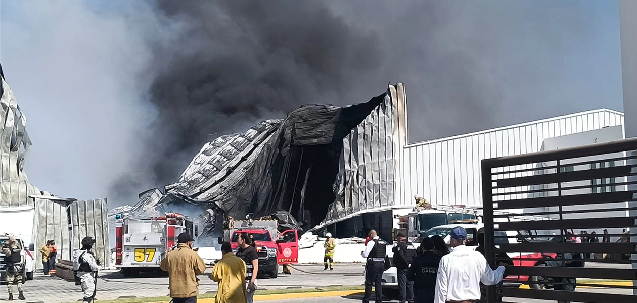 Incendio en la planta Mirasoles de Asientos con estructura destruida y emergencia atendida por bomberos