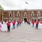 Ciudadanos en Plaza Patria durante la Marcha del Sombrero Blanco en Aguascalientes