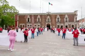 Ciudadanos en Plaza Patria durante la Marcha del Sombrero Blanco en Aguascalientes