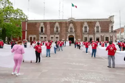 Ciudadanos en Plaza Patria durante la Marcha del Sombrero Blanco en Aguascalientes