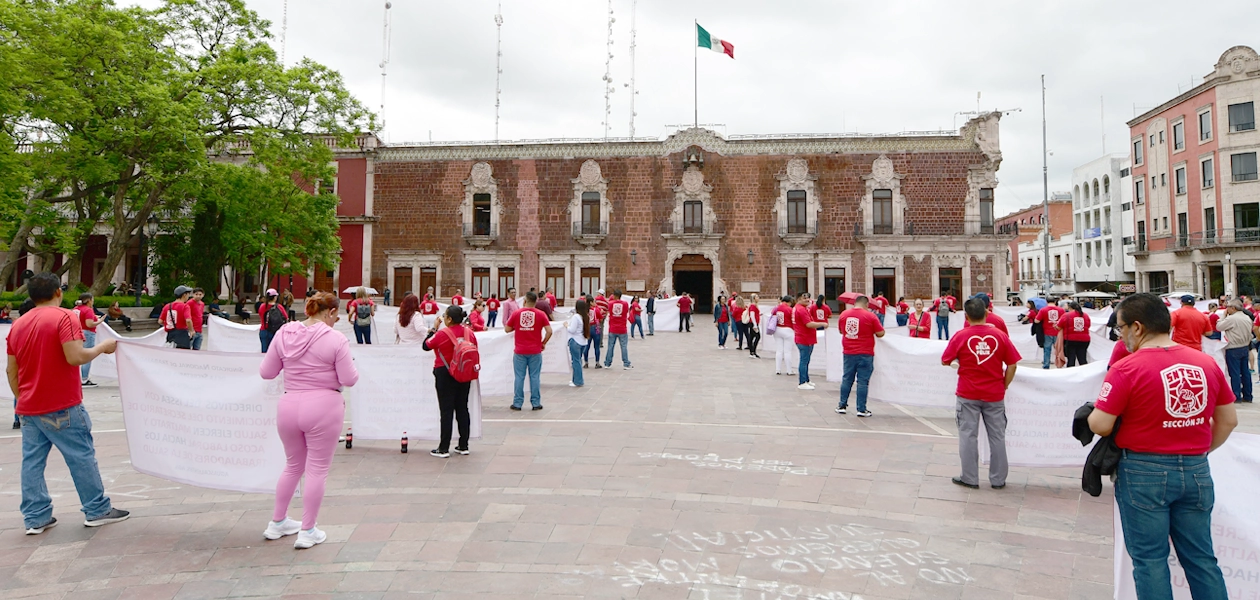 Ciudadanos en Plaza Patria durante la Marcha del Sombrero Blanco en Aguascalientes