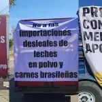 Productores lecheros de Aguascalientes protestan contra el recorte de Liconsa y las importaciones de leche en polvo.