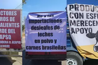 Productores lecheros de Aguascalientes protestan contra el recorte de Liconsa y las importaciones de leche en polvo.