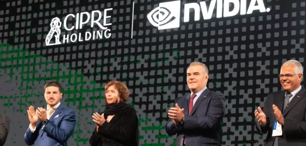 Evento público donde autoridades y representantes empresariales aplauden frente a los logotipos de CIPRE Holding y Nvidia durante un anuncio tecnológico.