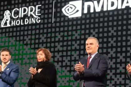 Evento público donde autoridades y representantes empresariales aplauden frente a los logotipos de CIPRE Holding y Nvidia durante un anuncio tecnológico.