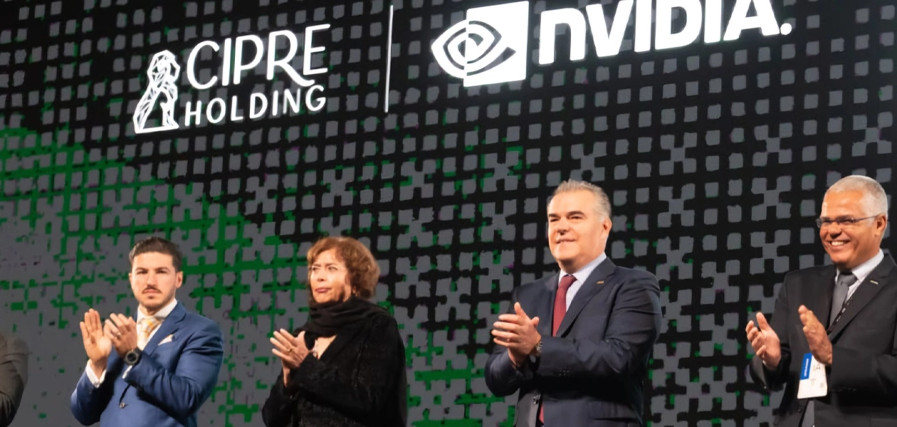 Evento público donde autoridades y representantes empresariales aplauden frente a los logotipos de CIPRE Holding y Nvidia durante un anuncio tecnológico.