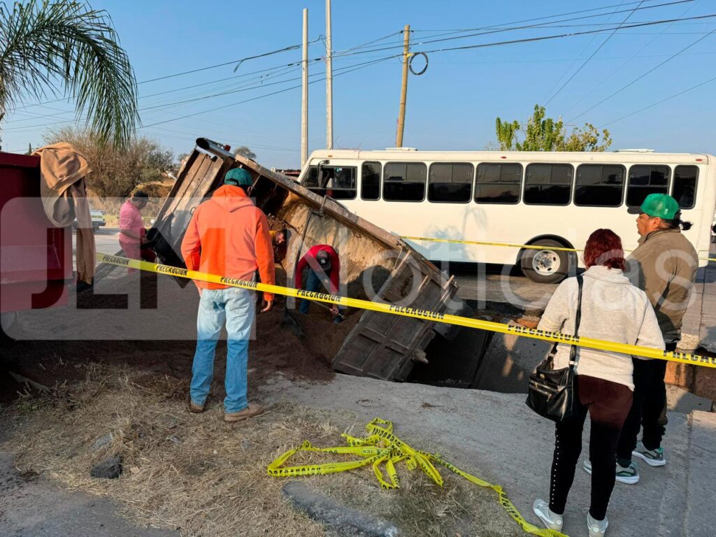 Socavón en La Florida donde un camión cayó por el colapso del pavimento