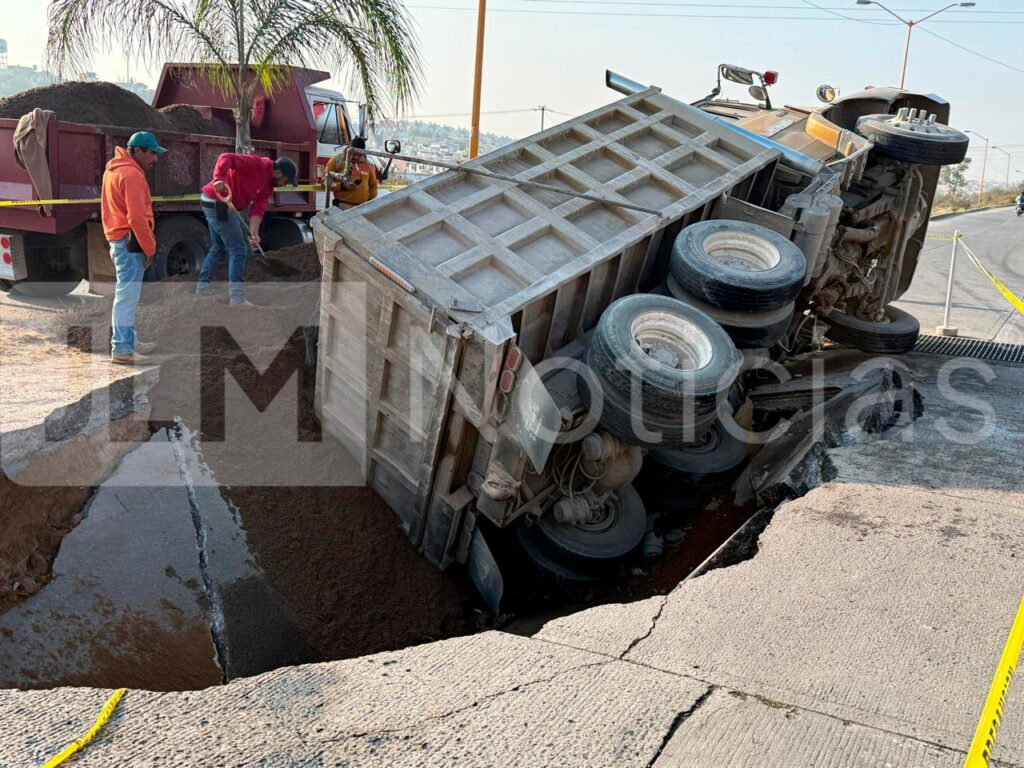 Socavón en La Florida donde un camión cayó por el colapso del pavimento