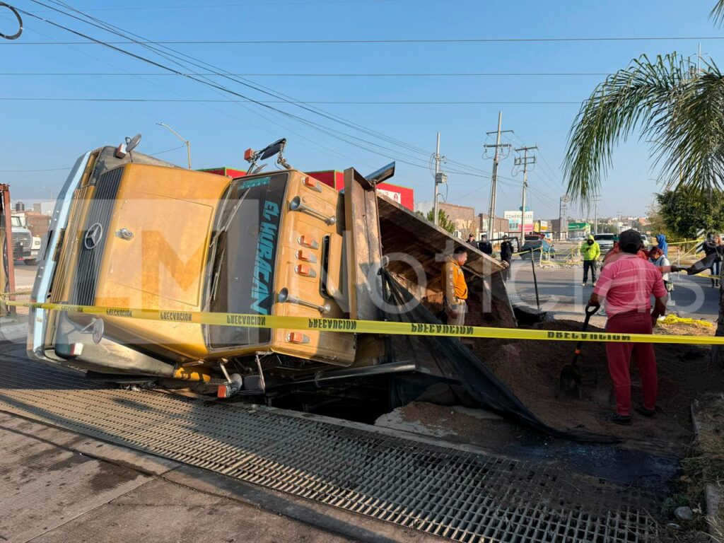 Socavón en La Florida donde un camión cayó por el colapso del pavimento