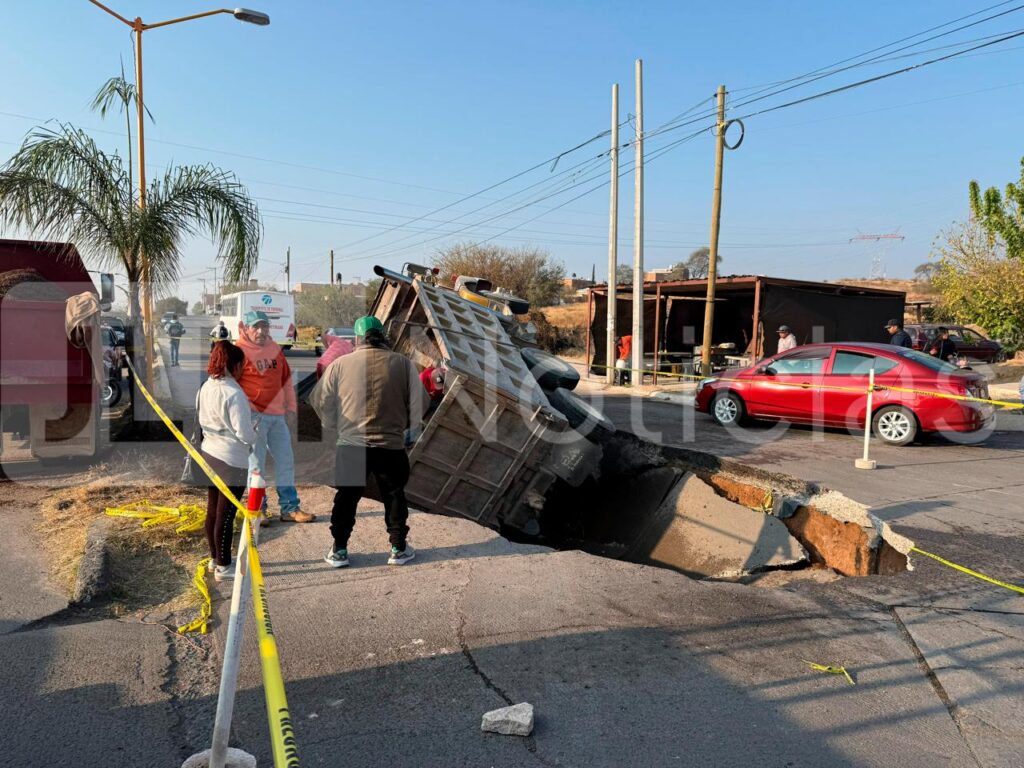 Socavón en La Florida donde un camión cayó por el colapso del pavimento