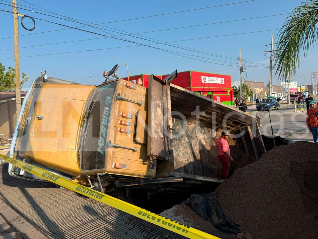 Socavón en La Florida donde un camión cayó por el colapso del pavimento