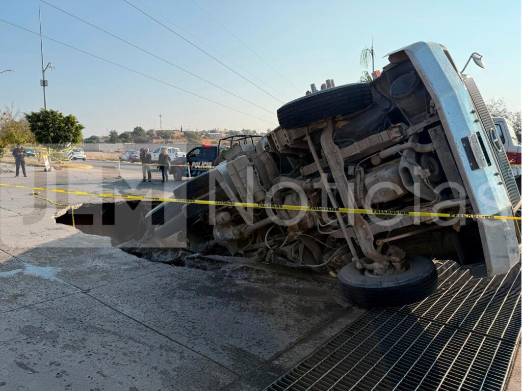 Socavón en La Florida donde un camión cayó por el colapso del pavimento