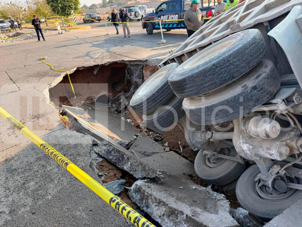 Socavón en La Florida donde un camión cayó por el colapso del pavimento