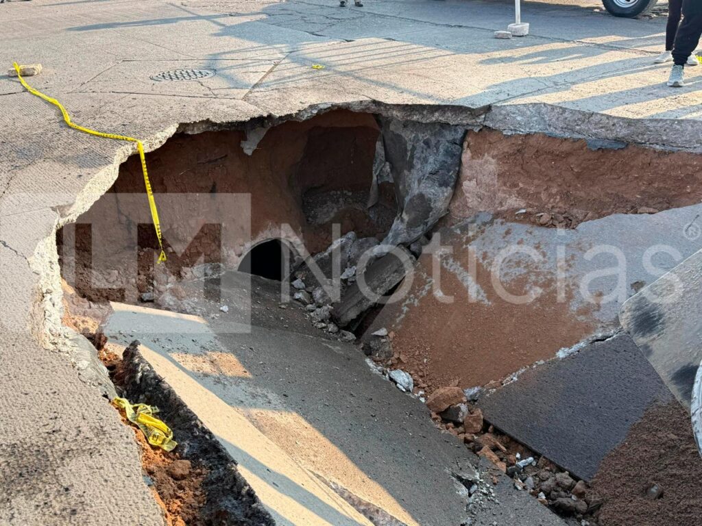 Socavón en La Florida donde un camión cayó por el colapso del pavimento