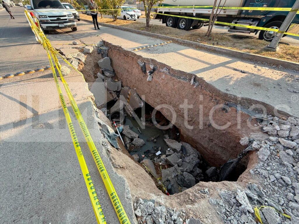 Socavón en La Florida donde un camión cayó por el colapso del pavimento