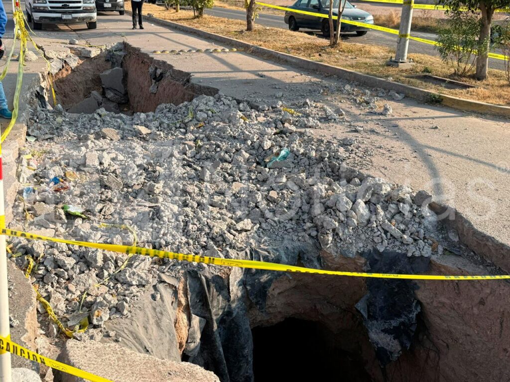 Socavón en La Florida donde un camión cayó por el colapso del pavimento