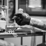 Tatuajes y tinta que viaja a los ganglios linfáticos, mostrando riesgos para el sistema inmunológico