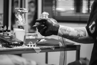 Tatuajes y tinta que viaja a los ganglios linfáticos, mostrando riesgos para el sistema inmunológico