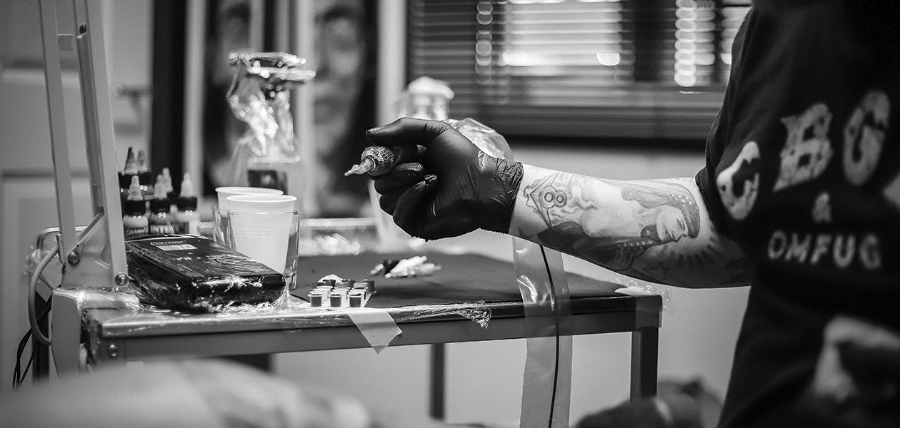 Tatuajes y tinta que viaja a los ganglios linfáticos, mostrando riesgos para el sistema inmunológico