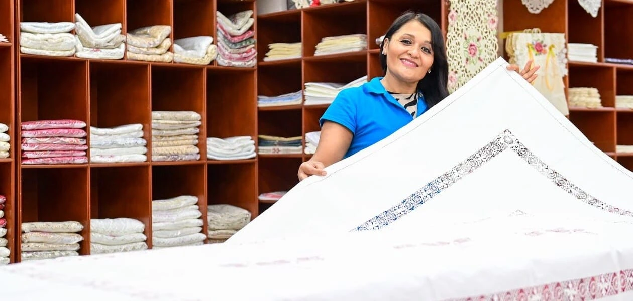 Gobierno del Estado presenta capacitación gratuita para diseñadores de moda en Aguascalientes, enfocada en técnica, creatividad y deshilado tradicional.